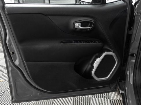 Used 2020 Jeep Renegade Latitude FWD image 32