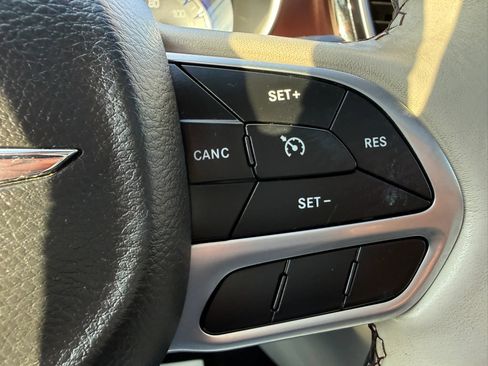 Used 2020 Chrysler Pacifica Limited FWD image 21