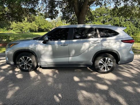 Used 2023 Toyota Highlander XLE FWD image 3
