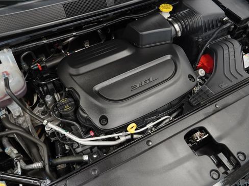Certified 2024 Chrysler Pacifica Touring-L FWD image 49
