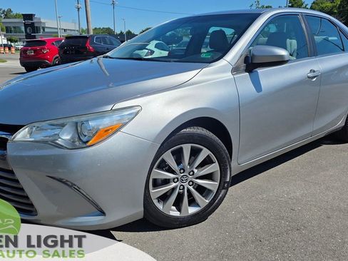Used 2015 Toyota Camry XLE w/ Moonroof Package FWD image 1
