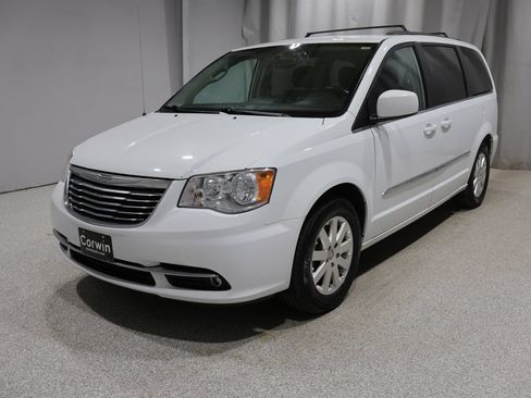 Used 2016 Chrysler Town & Country Touring FWD image 7