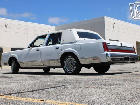 Used 1988 Lincoln Town Car Signature RWD image 9