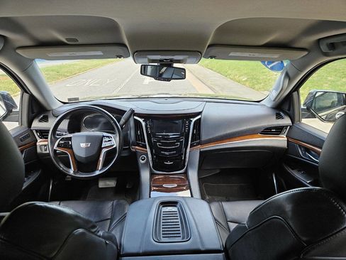 Used 2019 Cadillac Escalade ESV 4WD image 18