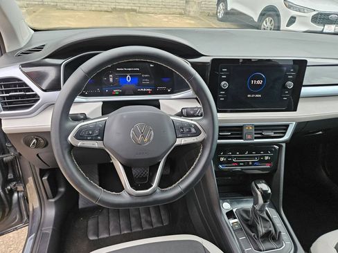 Used 2025 Volkswagen Taos SE AWD/4WD image 17