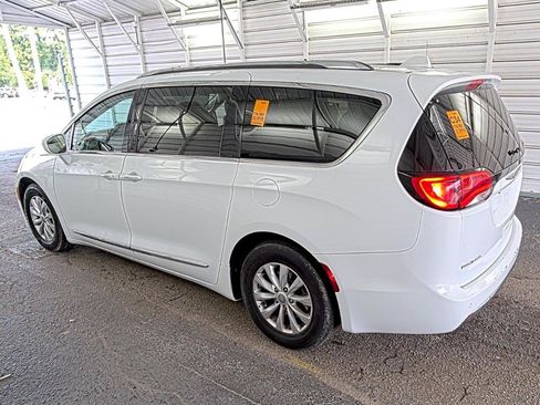 Used 2018 Chrysler Pacifica Touring-L FWD image 4