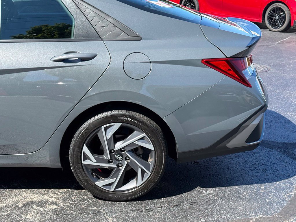Used 2025 Hyundai Elantra Sport FWD image 4