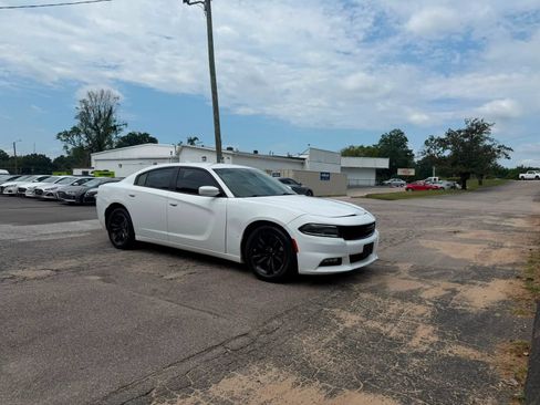 Used 2016 Dodge Charger SXT RWD image 2