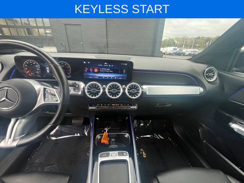 Used 2025 Mercedes-Benz GLB 250 4MATIC image 8