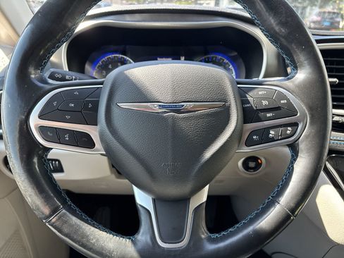Used 2021 Chrysler Pacifica Touring-L FWD image 8