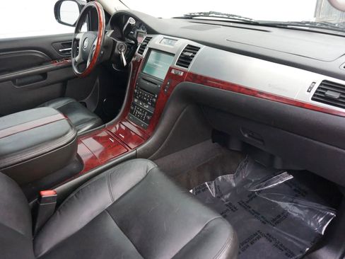 Used 2010 Cadillac Escalade Premium image 15