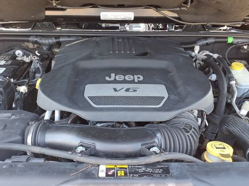 Used 2018 Jeep Wrangler Unlimited Sahara w/ Connectivity Group AWD/4WD image 37