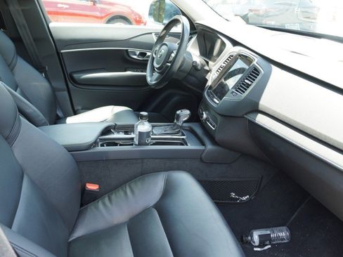 Used 2020 Volvo XC90 T5 Momentum FWD image 11