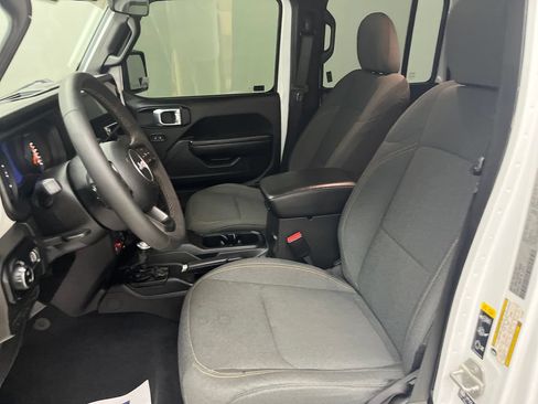 Used 2024 Jeep Gladiator Sport AWD/4WD image 13