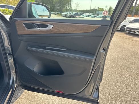Used 2025 Volkswagen Atlas SE FWD image 14