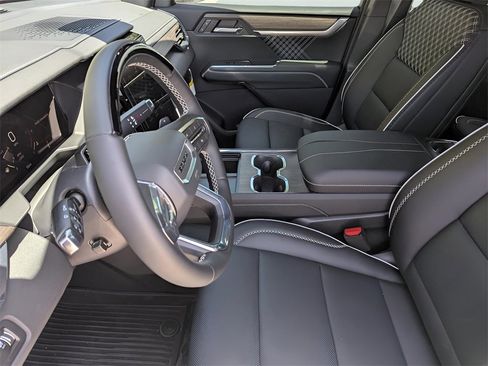 New 2026 GMC Acadia Denali w/ Super Cruise Package image 8