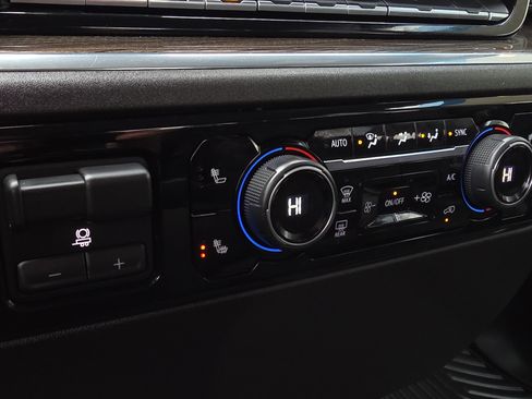 Used 2025 Chevrolet Silverado 1500 LT image 25