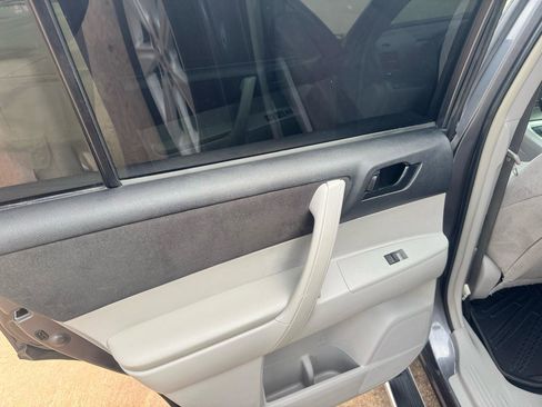 Used 2012 Toyota Highlander FWD w/ Tow Pkg image 26