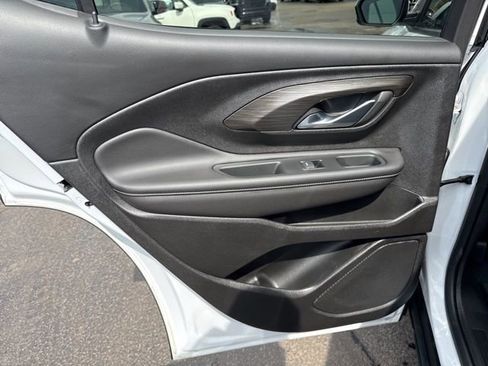 Used 2024 GMC Terrain SLE w/ Driver Convenience Package image 17