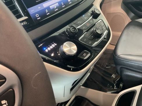 Used 2024 Chrysler Pacifica Touring-L image 16