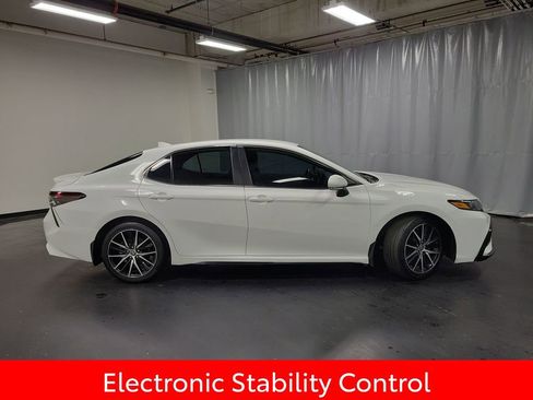 Used 2023 Toyota Camry SE image 9