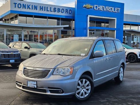 Used 2014 Chrysler Town & Country Touring image 2