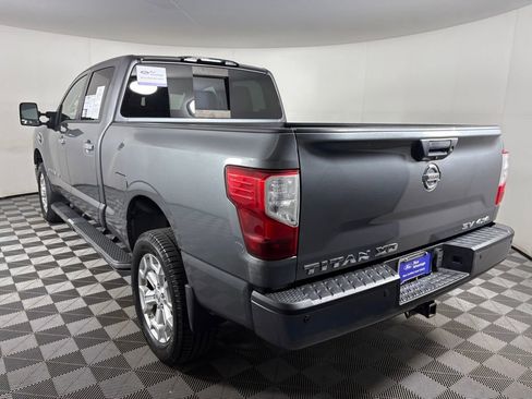 Used 2017 Nissan Titan SV image 5