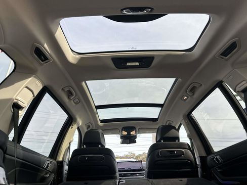 Used 2024 BMW X7 xDrive40i w/ Premium Package image 17