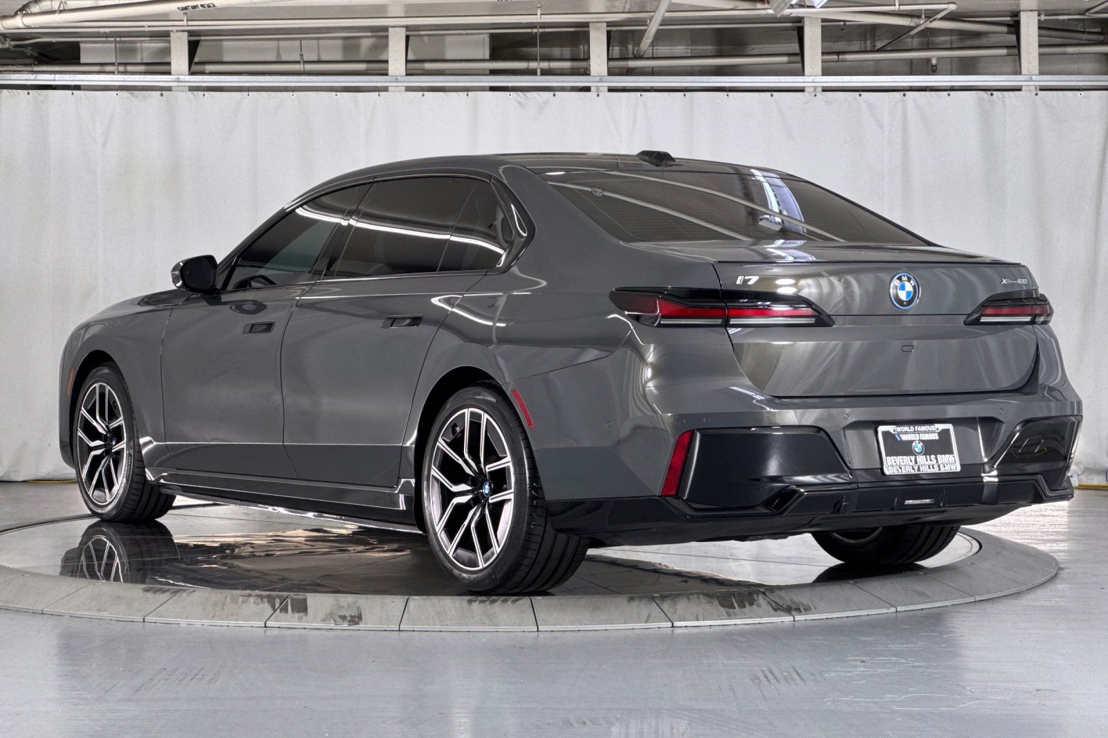 Used 2023 BMW i7 xDrive60 AWD/4WD image 3