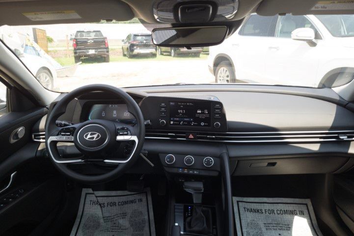 New 2026 Hyundai Elantra SE FWD image 18
