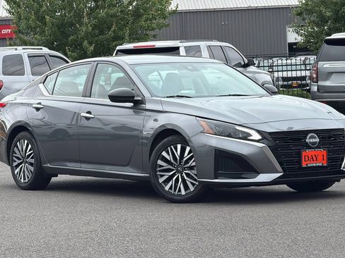 Used 2024 Nissan Altima 2.5 SV FWD image 2