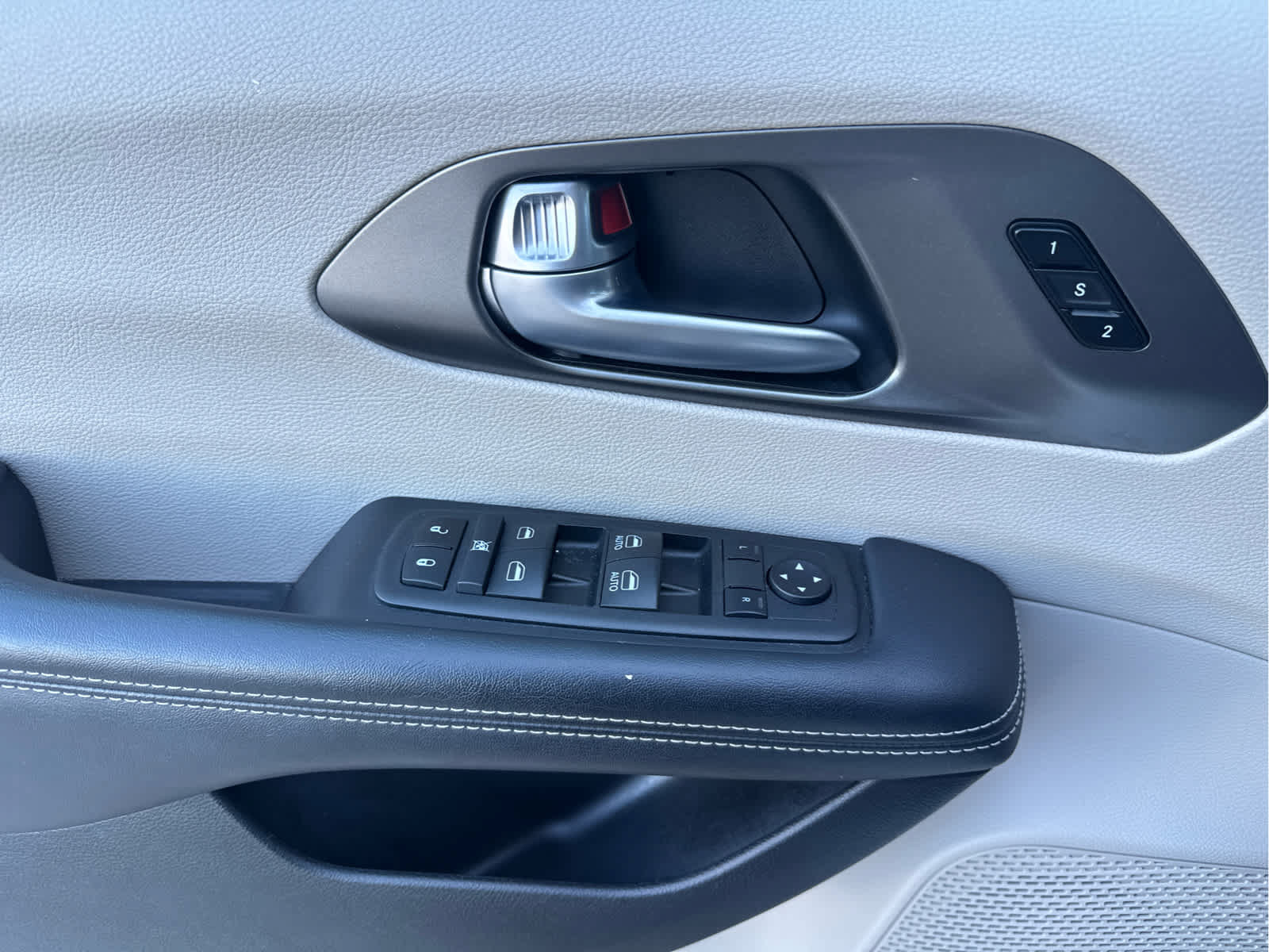 Used 2024 Chrysler Pacifica Touring-L FWD image 18