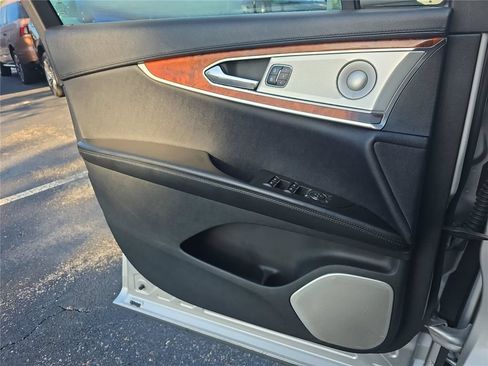 Used 2016 Lincoln MKX Reserve w/ Luxury Package FWD image 17