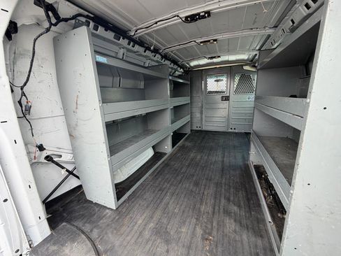 Used 2017 Chevrolet Express 2500 RWD image 25