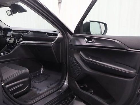 Used 2023 Jeep Grand Cherokee Laredo image 14