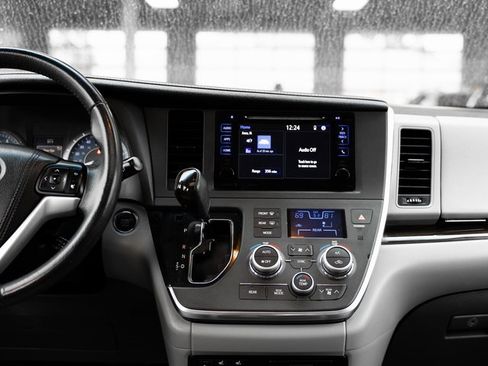 Used 2017 Toyota Sienna XLE image 16
