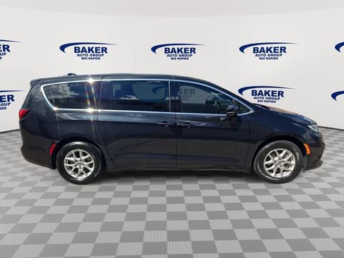 Used 2024 Chrysler Pacifica Touring-L FWD image 2
