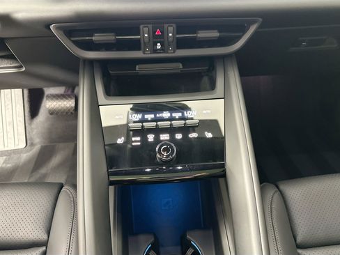 Certified 2025 Porsche Macan Electric image 25