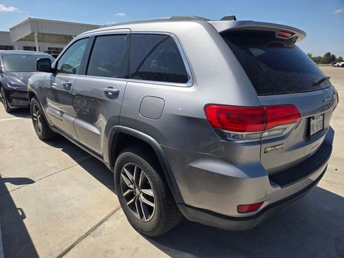 Used 2018 Jeep Grand Cherokee Laredo image 3