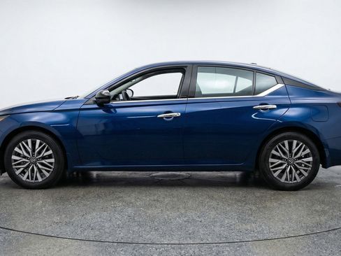 Used 2025 Nissan Altima 2.5 SV FWD image 5