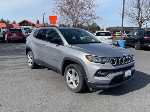 Used 2024 Jeep Compass Latitude image 7