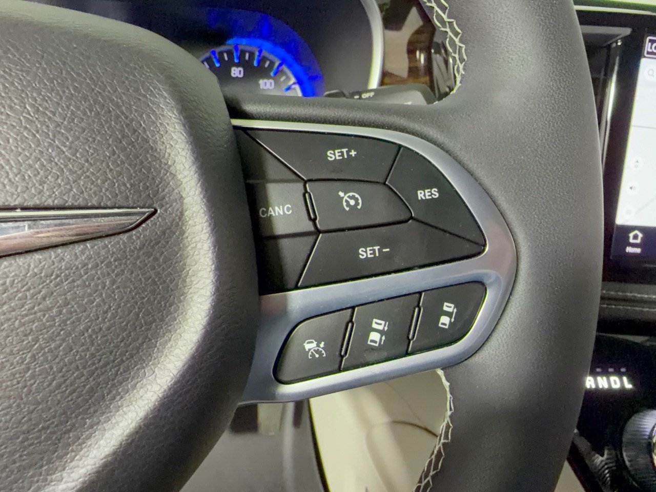 Used 2024 Chrysler Pacifica Limited FWD image 19