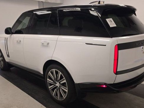 Used 2023 Land Rover Range Rover SE image 3