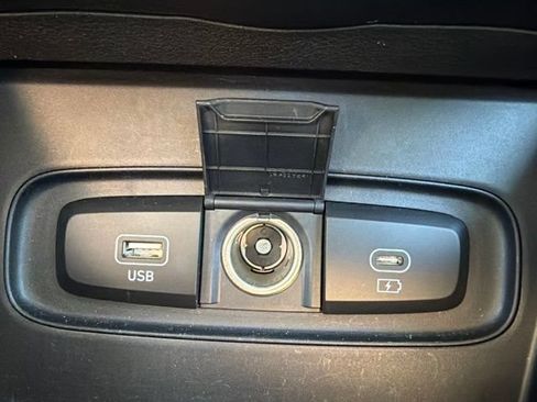 Used 2025 Hyundai Venue SEL FWD image 29