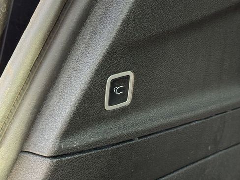 Used 2025 Chrysler Pacifica Limited image 25