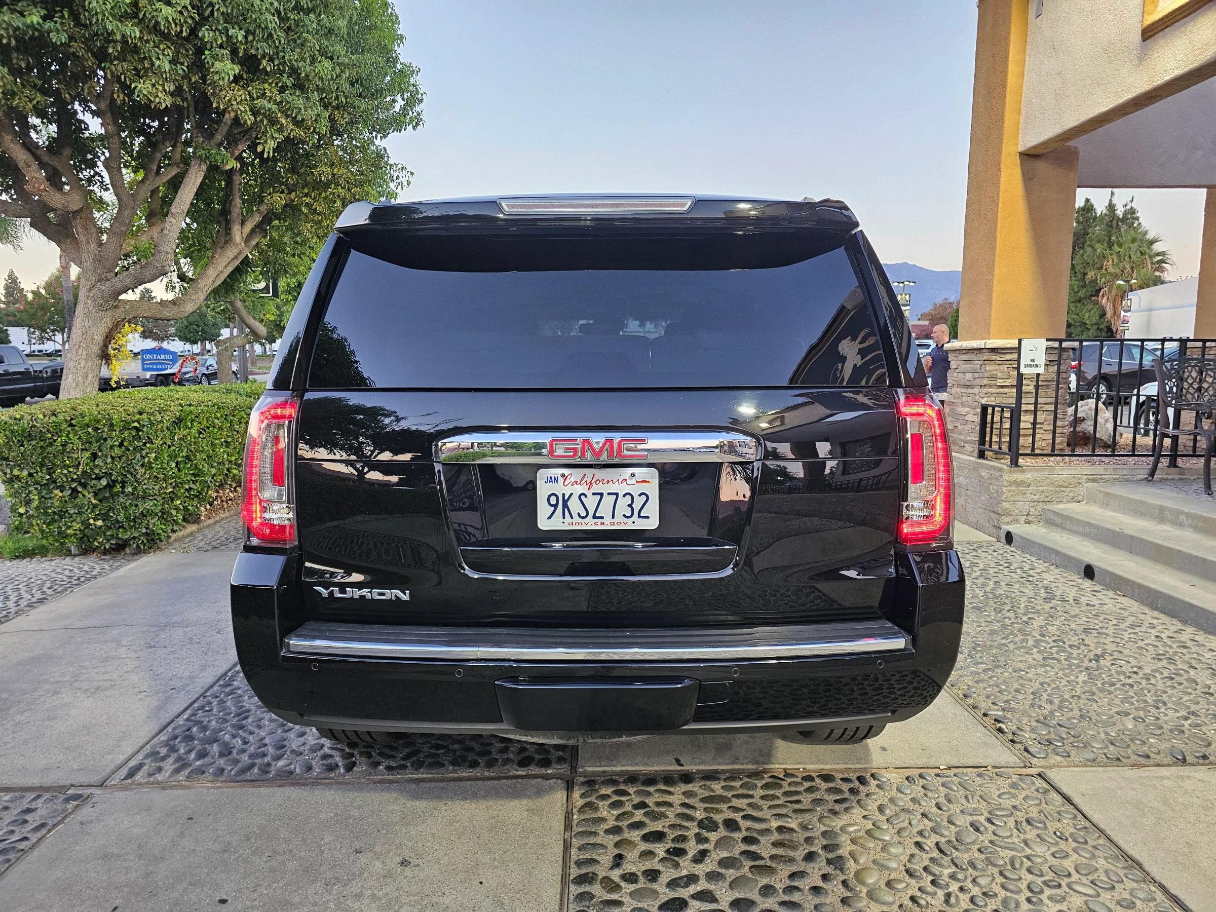 Used 2015 GMC Yukon Denali w/ Premium Package RWD image 6