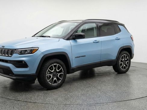 Used 2025 Jeep Compass Trailhawk AWD/4WD image 3