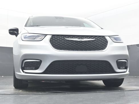 Used 2024 Chrysler Pacifica Touring-L FWD image 21