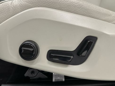 Used 2024 Volvo XC90 B5 Plus w/ Protection Package Premier image 12