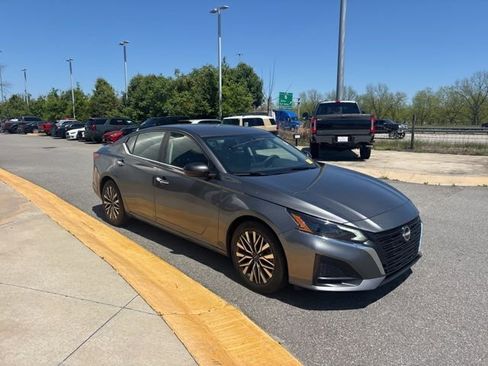 Used 2024 Nissan Altima 2.5 SV image 7